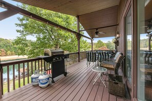 Outdoor dining - Lakefront Home, Dock, Covered Deck , Fire Pit, Dogs OK (Jefferson City)