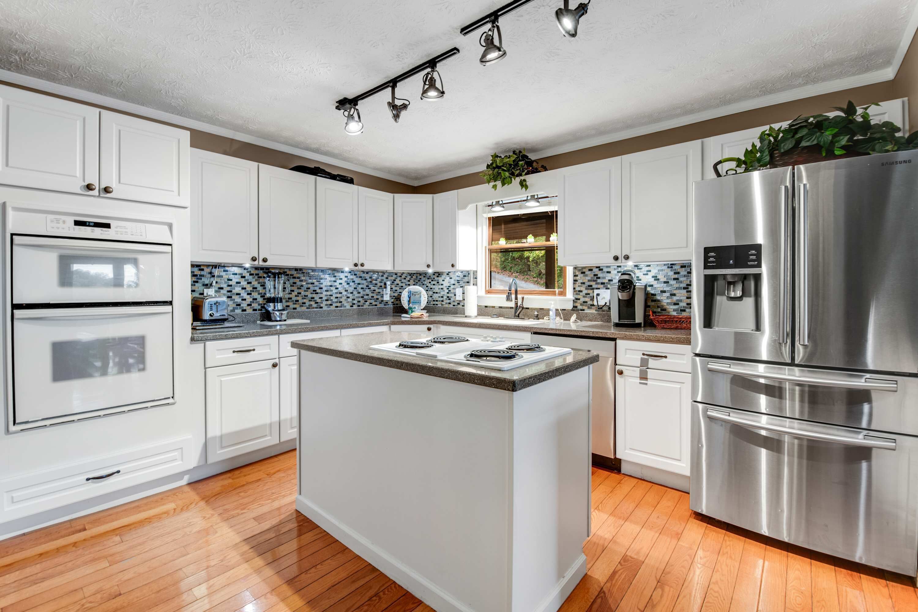 Refrigerador, microondas, horno y parrilla de estufa 