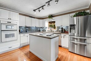 Een koelkast, een microgolfoven, een oven, een kookplaat