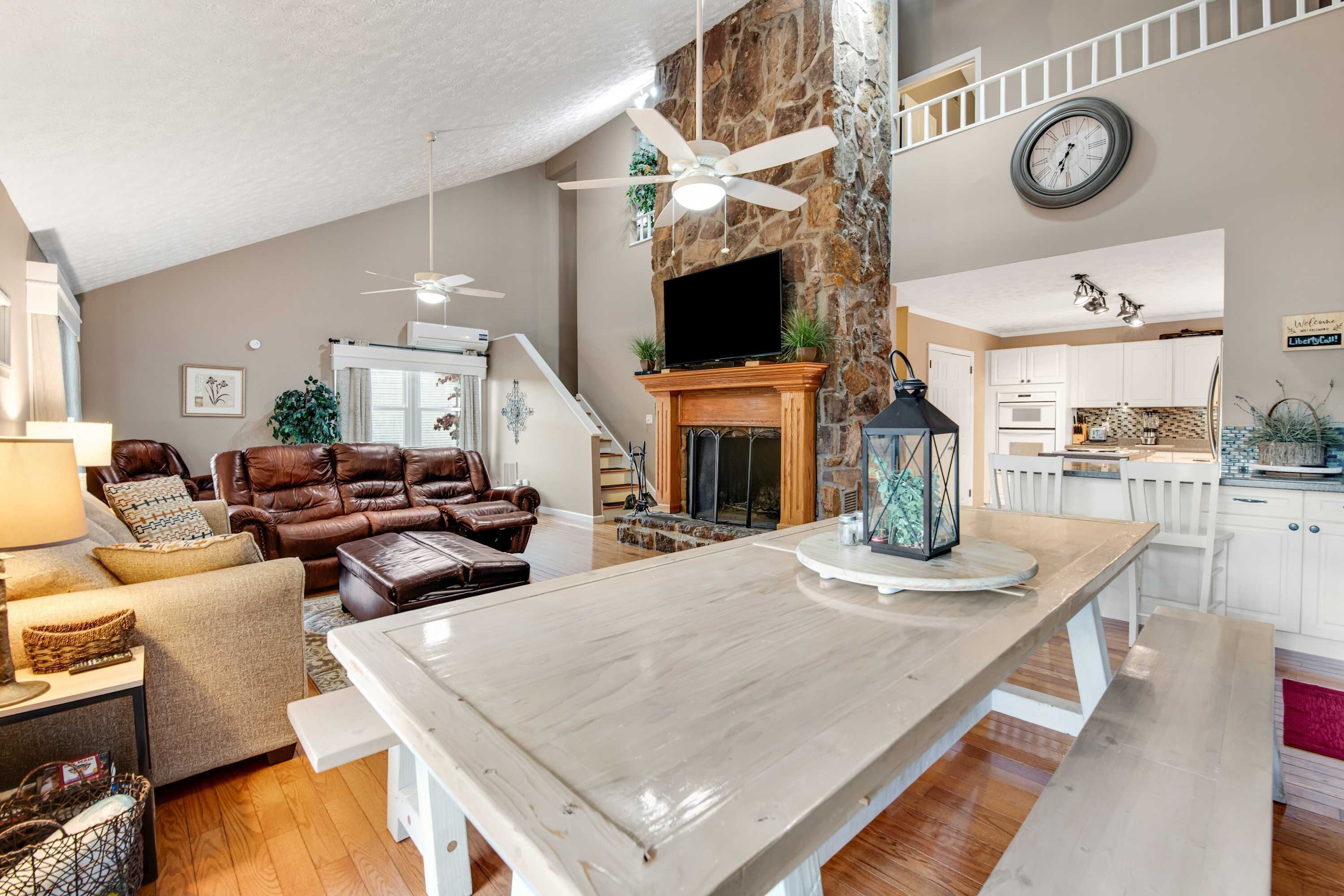 Een televisie, een open haard, videogames en een dvd-speler