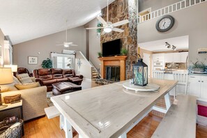 Televisie, een open haard, videospelletjes en een dvd-speler