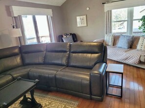 Een televisie, een open haard, videogames en een dvd-speler