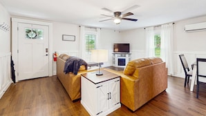A living room with a sofa, a coffee table, a TV, and a ceiling fan. - 11.4 Mi to Dollywood, Serene Country Stay・Fire pit (Sevierville)