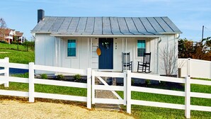 A single-story house with a metal roof, a white picket fence, and a front door. - 11.4 Mi to Dollywood, Serene Country Stay・Fire pit (Sevierville)