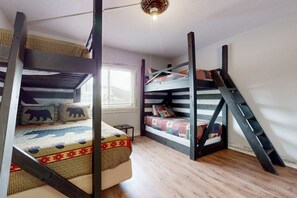 2 bedrooms, iron/ironing board, Internet, bed sheets - Mountain River View Condo Escape・Pool Access・Gated (Pigeon Forge)