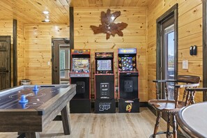 Games room - Charming Theater Getaway・Pool・Hot Tub・Views・Games (Sevierville)