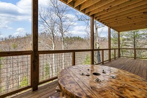 Outdoor dining - Charming Theater Getaway・Pool・Hot Tub・Views・Games (Sevierville)