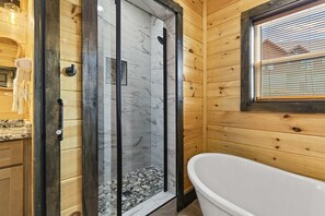 Shower, hair dryer, towels, shampoo - Charming Theater Getaway・Pool・Hot Tub・Views・Games (Sevierville)