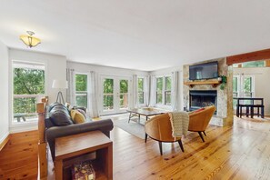 Fernseher, Kamin, Stereoanlage, Arbeitsbereiche