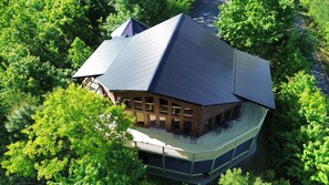 Exterior - Luxe Cabin, Sleeps 12・Hot Tub・Deck・Panoramic Views (Sevierville)