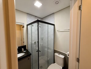 Dusche, Haartrockner, Handtücher, Seife