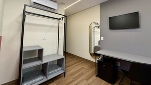 Studio, 2 enkeltsenger | Skrivebord for bærbar PC og wi-fi (inkludert)