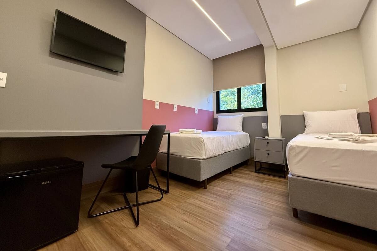 Studio, 2 Twin Beds | Laptop workspace, WiFi (free)