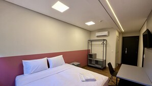 Studio, 1 queensize-seng | Skrivebord for bærbar PC og wi-fi (inkludert)