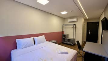Estudio, 1 cama de matrimonio | Espacio para trabajar con un portátil y wifi gratis
