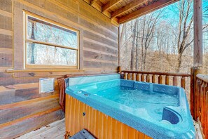 Outdoor spa tub - Smoky Mtn Cabin, Sleeps 6, Hot Tub, Pool Table, Games (Sevierville)