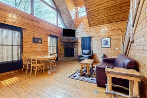Interior - Smoky Mtn Cabin, Sleeps 6, Hot Tub, Pool Table, Games (Sevierville)