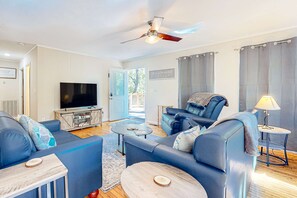 TV, fireplace, video games, foosball - Charming Home, Sleeps 8, Fireplace, Grill, Play House (Sevierville)