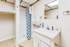 Douche, sèche-cheveux, serviettes fournies, shampoing