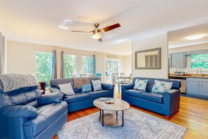 TV, fireplace, video games, foosball - Charming Home, Sleeps 8, Fireplace, Grill, Play House (Sevierville)