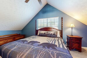 4 bedrooms, WiFi, bed sheets - Lakefront Cabin W Views, Boat Ramp, Dock, Hot Tub (Sevierville)