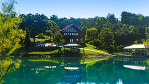 Ein Haus mit Swimmingpool, umgeben von üppiger Vegetation und Bäumen.