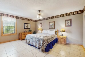 3 bedrooms, iron/ironing board, travel cot, WiFi - Cozy Home, Sleeps 11・Hot Tub・Games・Near Nat'l Park (Sevierville)