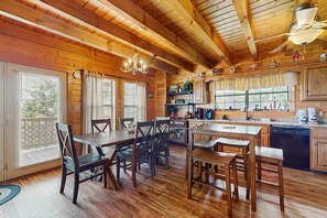 Dining - Cozy Home, Sleeps 11・Hot Tub・Games・Near Nat'l Park (Sevierville)