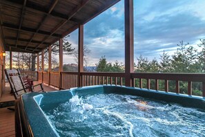 Outdoor spa tub - Cozy Home, Sleeps 11・Hot Tub・Games・Near Nat'l Park (Sevierville)