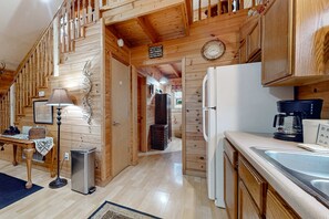Fridge, microwave, oven, stovetop - Serene Cabin Escape, Near Downtown・Firepit・Hot Tub (Townsend)