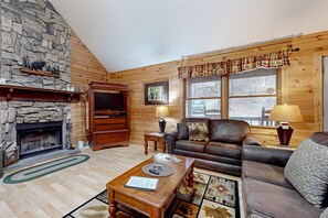 TV, fireplace, DVD player, offices - Serene Cabin Escape, Near Downtown・Firepit・Hot Tub (Townsend)