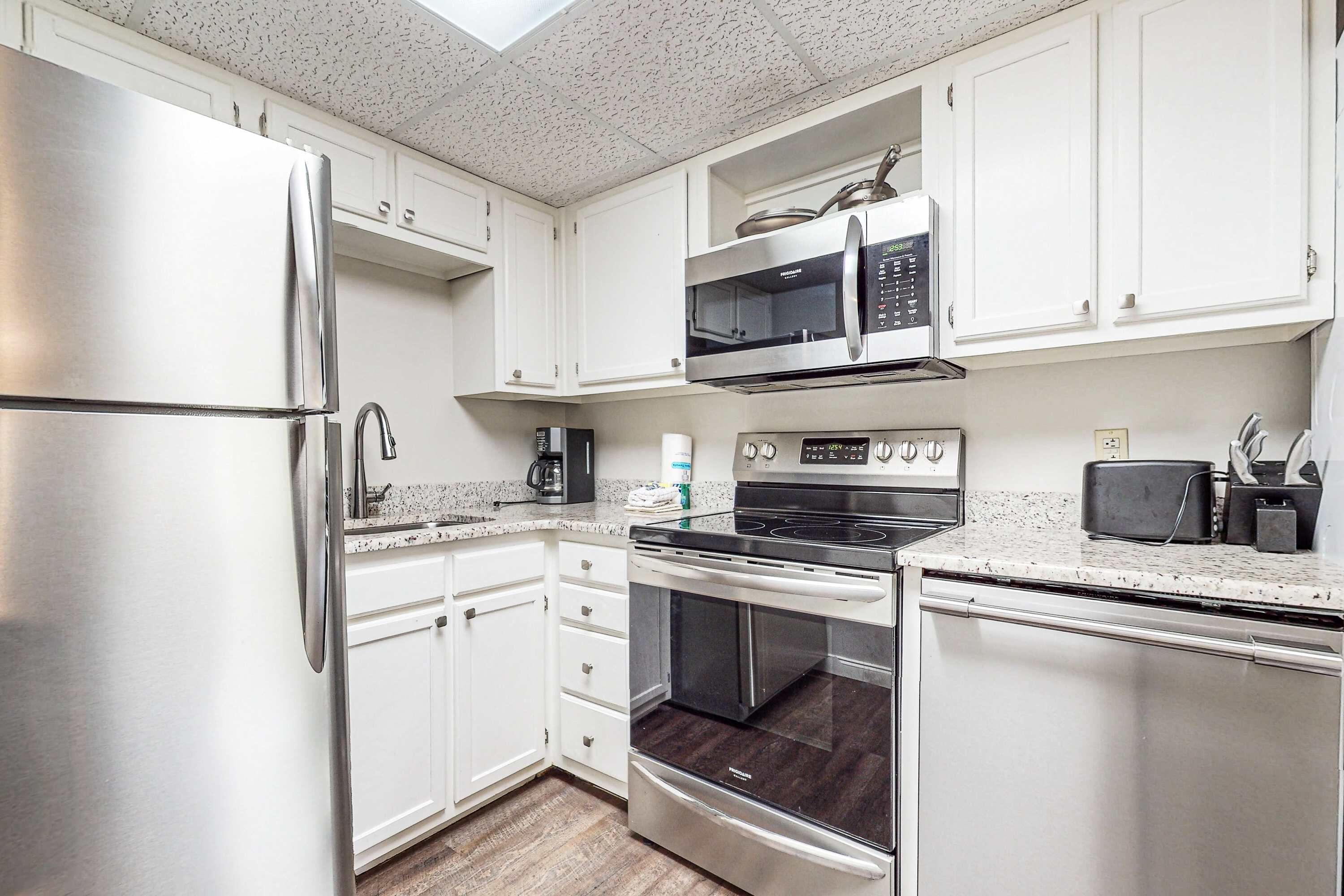 Frigorifero, microonde, forno, piano cottura