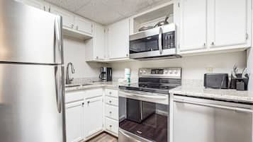 Frigorifero, microonde, forno, piano cottura