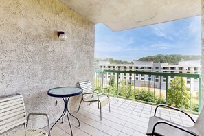 Property grounds - 2 All-Suite Condos, Sleeps & River View Balconies (Pigeon Forge)