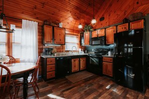 Fridge, microwave, oven, stovetop - Serene Cabin, Sleeps 4・Screened Porch・Games・Grill (Sevierville)