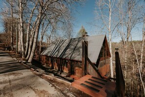 Exterior - Serene Cabin, Sleeps 4・Screened Porch・Games・Grill (Sevierville)