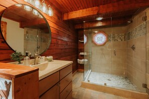 Shower, hair dryer, towels, shampoo - Serene Cabin, Sleeps 4・Screened Porch・Games・Grill (Sevierville)
