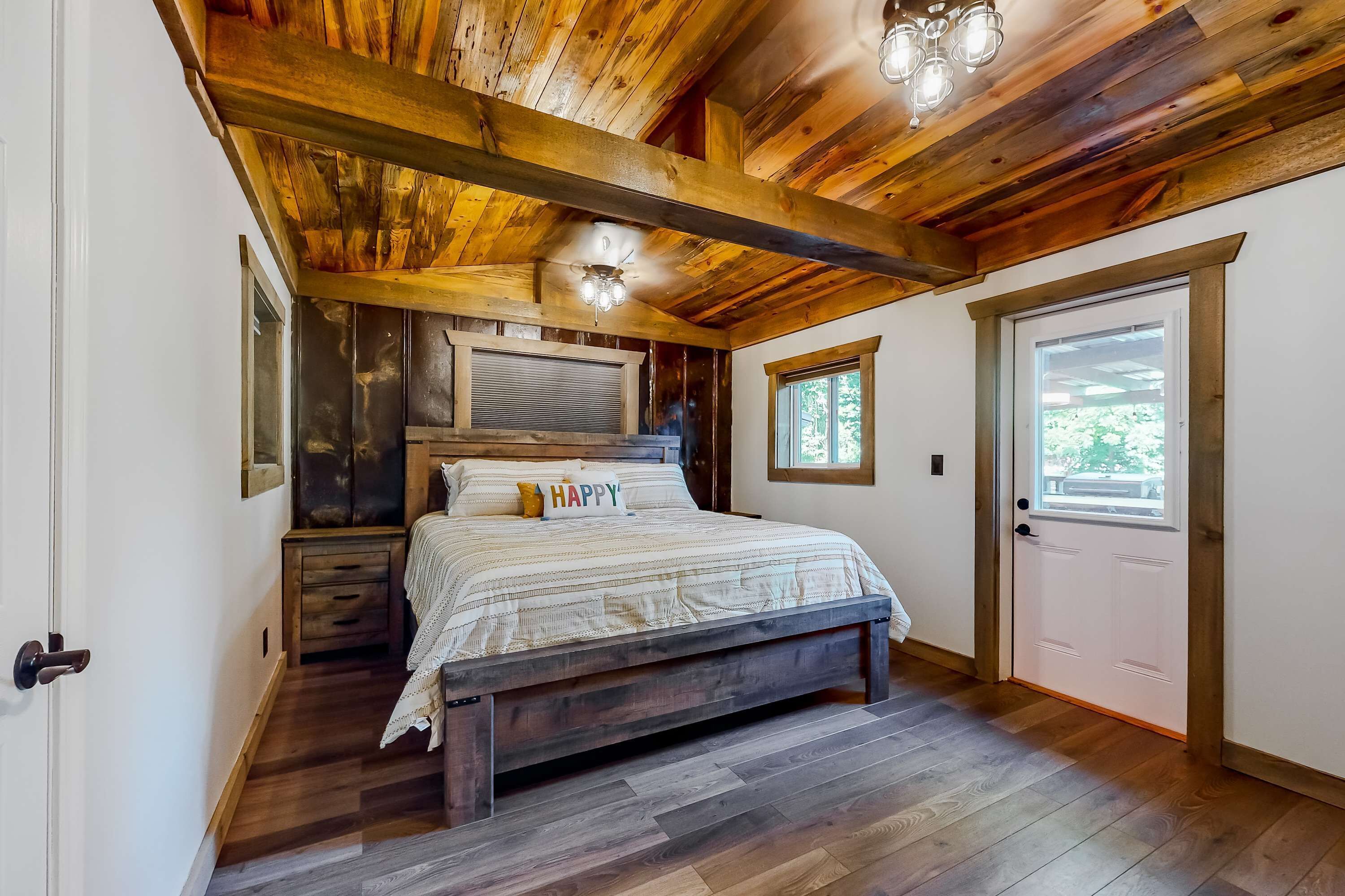 Tabla de planchar con plancha, wifi y ropa de cama 