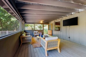 TV, fireplace, offices