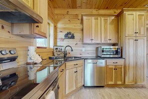 Fridge, microwave, oven, stovetop - Douglas Lake Cabin Retreat・Views・Near Dolly・Games (Sevierville)