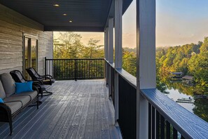 Terrace/patio - Douglas Lake Cabin Retreat・Views・Near Dolly・Games (Sevierville)