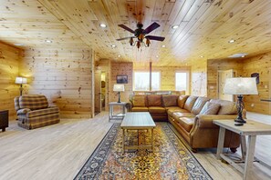 TV, offices - Douglas Lake Cabin Retreat・Views・Near Dolly・Games (Sevierville)