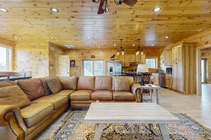 TV, offices - Douglas Lake Cabin Retreat・Views・Near Dolly・Games (Sevierville)