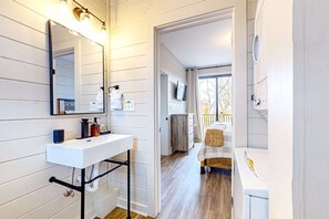 3 slaapkamers, een strijkplank/strijkijzer, wifi, beddengoed