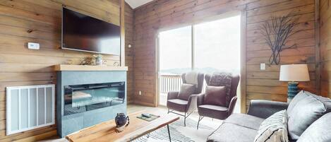 Tv, eldstad och kontor