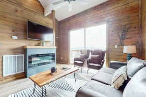 Televisio, takka, työhuone