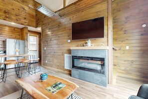Interior - Lake View Cabin, Sleeps 8・Hot Tub・Rocking Chairs (Sevierville)