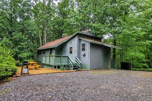Exterior - Charming Serene Mtn Hideaway, Sleeps 4, Deck (Sevierville)