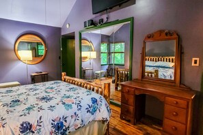 1 bedroom, iron/ironing board, WiFi, bed sheets - Charming Serene Mtn Hideaway, Sleeps 4, Deck (Sevierville)