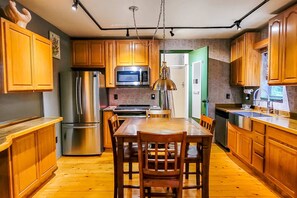 Fridge, microwave, oven, stovetop - Charming Serene Mtn Hideaway, Sleeps 4, Deck (Sevierville)